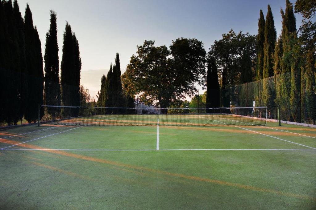 Tenis alebo squash v ubytovaní Villa LisiDor alebo jeho okolí