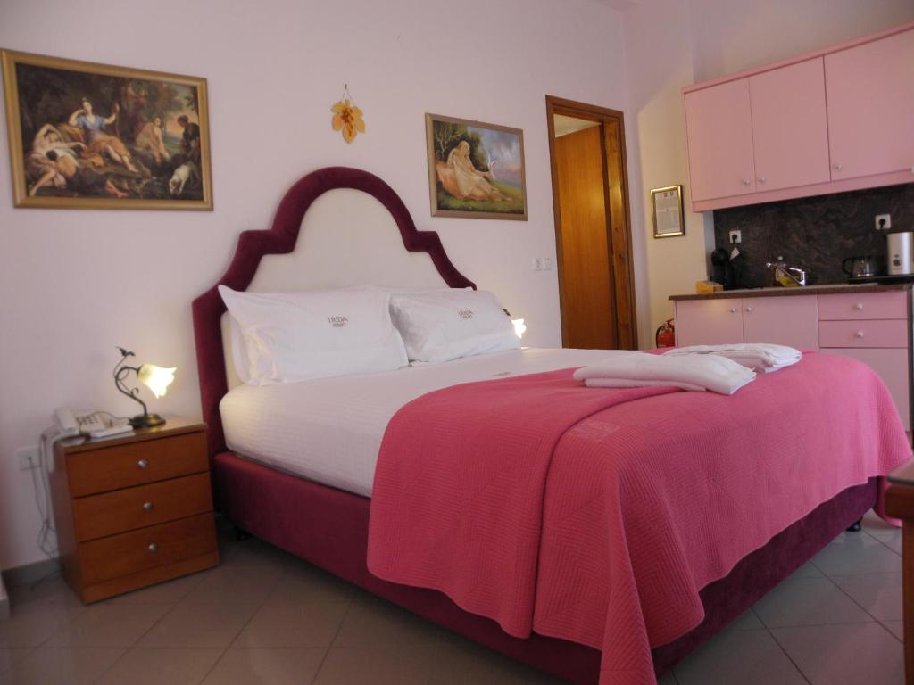 Posteľ alebo postele v izbe v ubytovaní Irida Beach Resort Suites