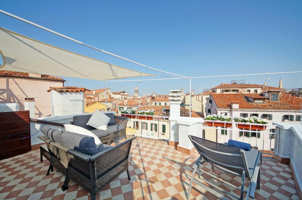 balcón con sillas y vistas a la ciudad en Best Venice Terrace, en Venecia