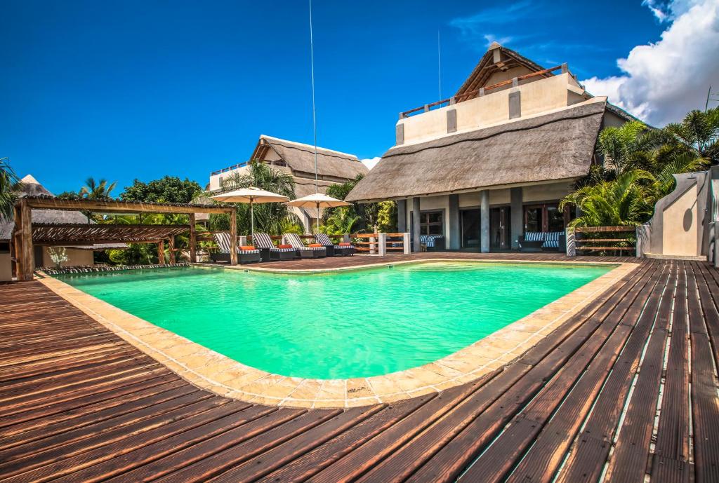 una piscina frente a una casa en Vila Sol e Sal en Vilanculos