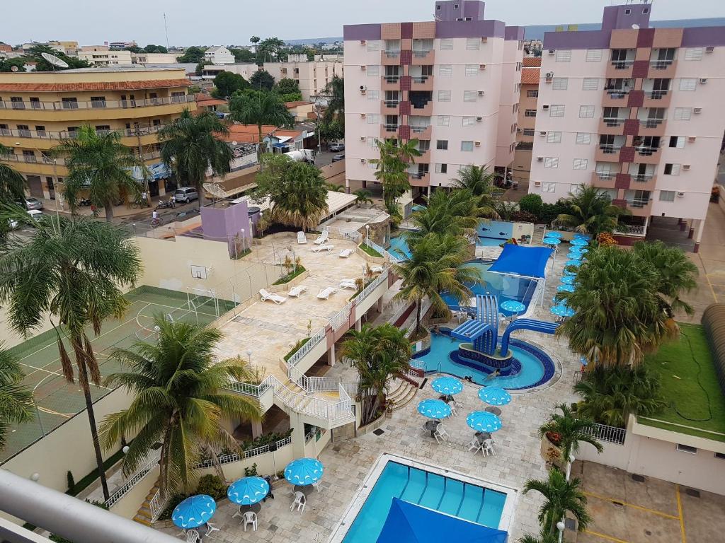 an aerial view of a resort with a pool and palm trees at Apartamento Caldas in Caldas Novas