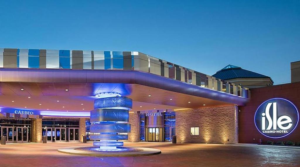 a shopping center with a large building with a fountain at Isle Casino Hotel Bettendorf in Bettendorf