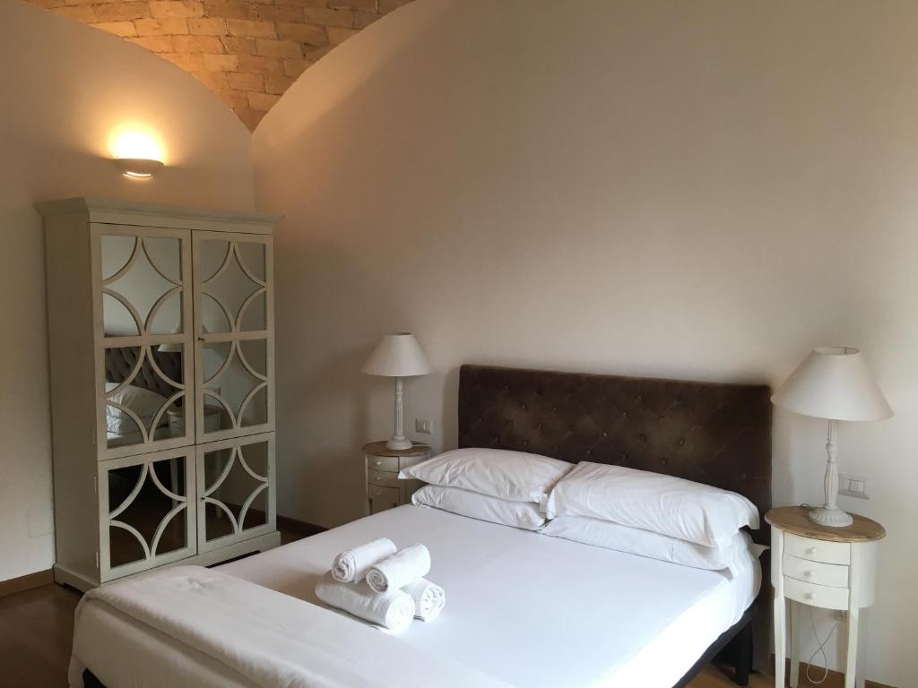 Łóżko lub łóżka w pokoju w obiekcie La finestra sul Colosseo B&B 1