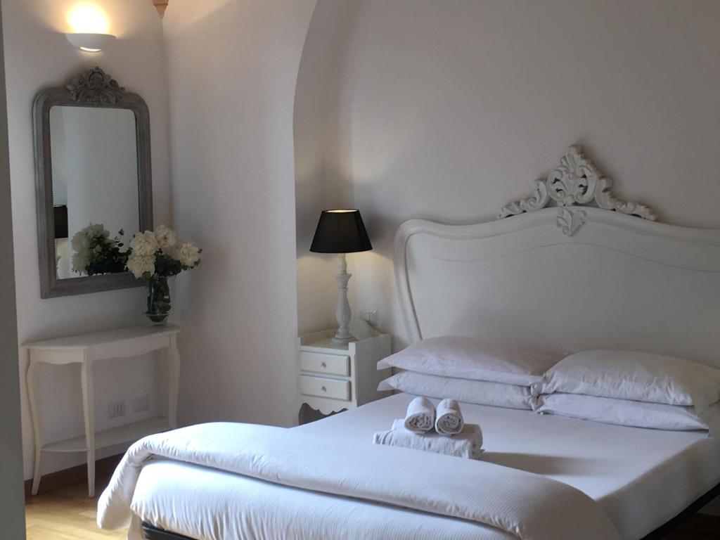 Łóżko lub łóżka w pokoju w obiekcie La finestra sul Colosseo B&B 1