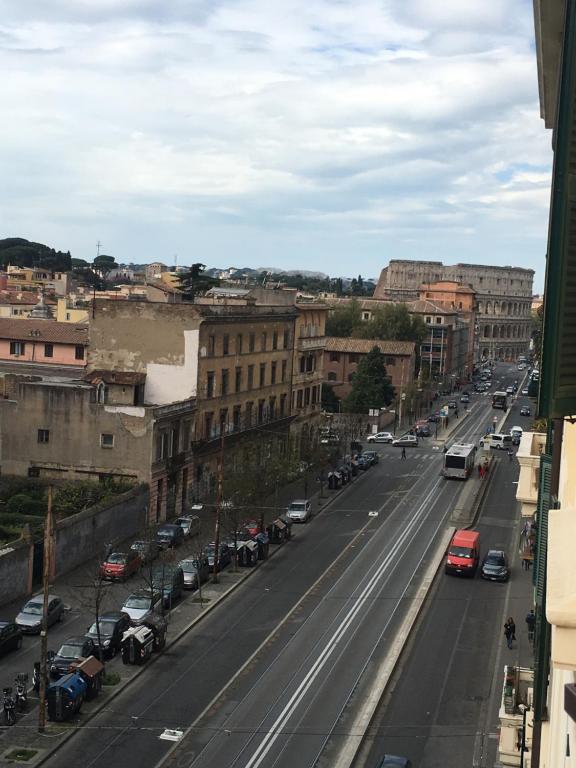 widok na ulicę miejską z samochodami i budynkami w obiekcie La finestra sul Colosseo B&B 1 w Rzymie