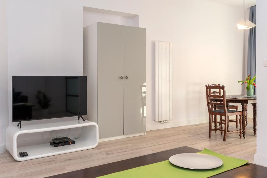 Televízia a/alebo spoločenská miestnosť v ubytovaní PROVENIR HOME STRZELECKA 25
