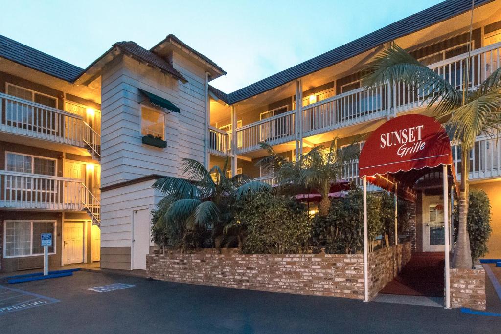 Ramada by Wyndham Costa Mesa/Newport Beach photo