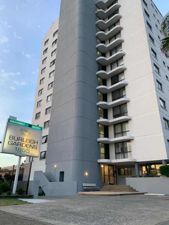 un edificio alto con un cartel delante en Burleigh Gardens North Hi-Rise Holiday Apartments, en Gold Coast