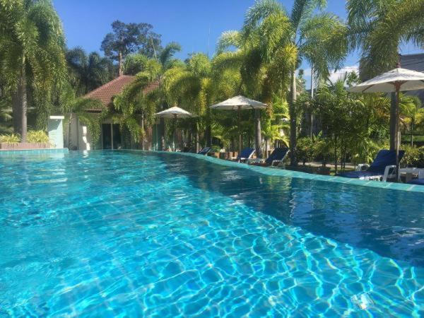 Bazén v ubytování PS Hill Resort Phuket Patong - SHA Plus nebo v jeho okolí
