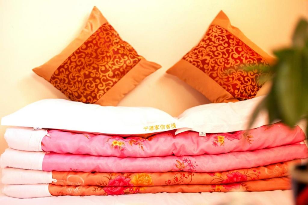 Postel nebo postele na pokoji v ubytování Pingyao Jiaxin Guesthouse