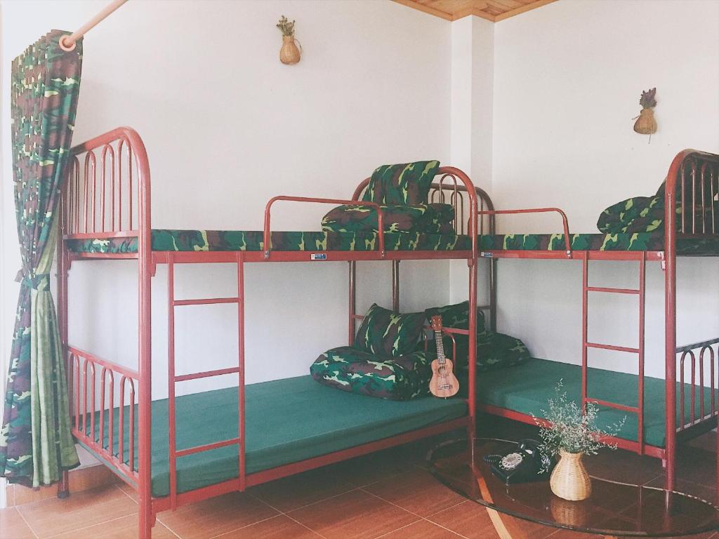 a room with two bunk beds in a room at Lính Homestay Đà Lạt in Da Lat