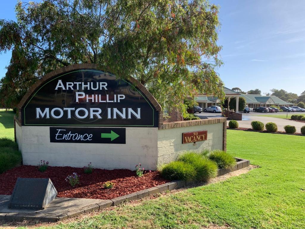 a sign for an apartment building in a yard at Arthur Phillip Motor Inn in Cowes