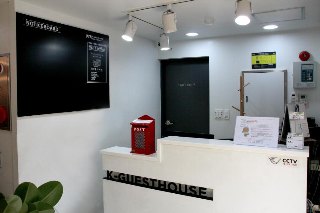 una caja en una tienda con nevera en K-Guesthouse Dongdaemun Premium 2 en Seúl