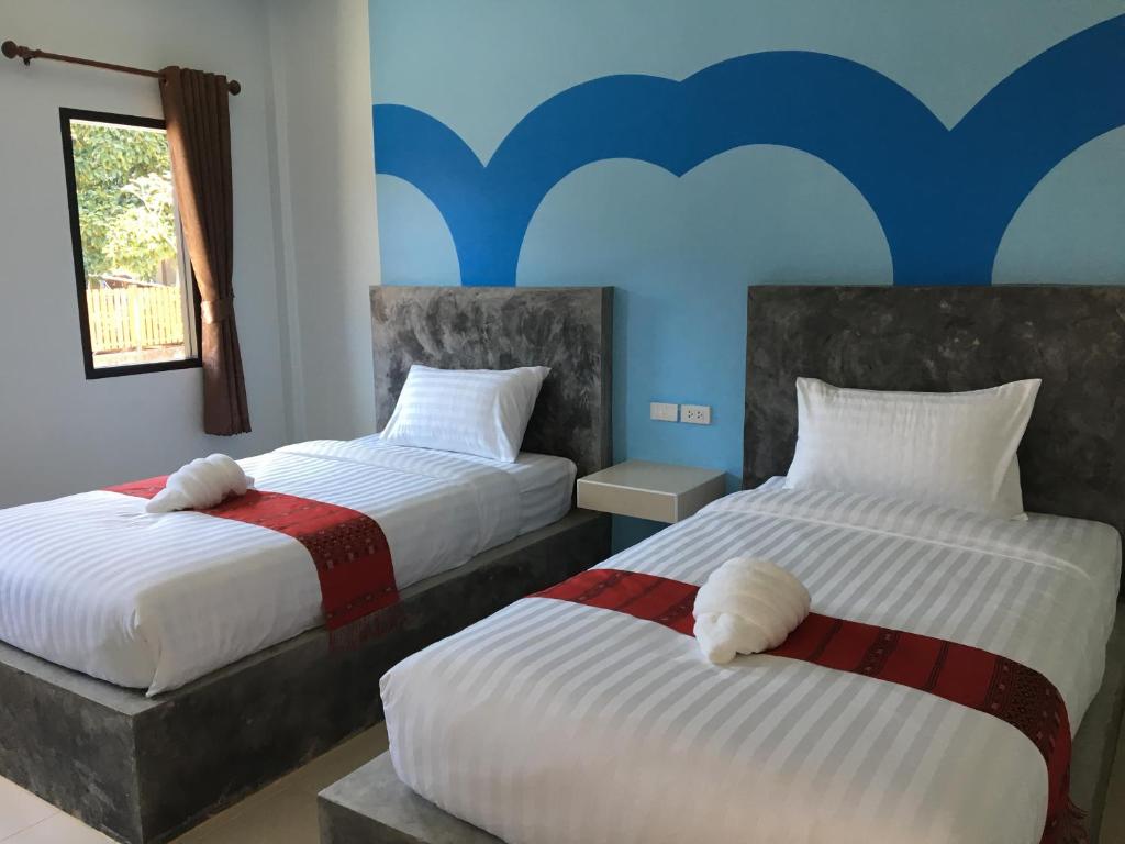 Tempat tidur dalam kamar di พร้อมหทัย รีสอร์ท Promhathai Resort