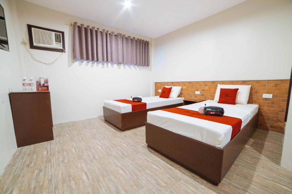 RedDoorz at Traveler's Inn Bajada Davao - Twin Room