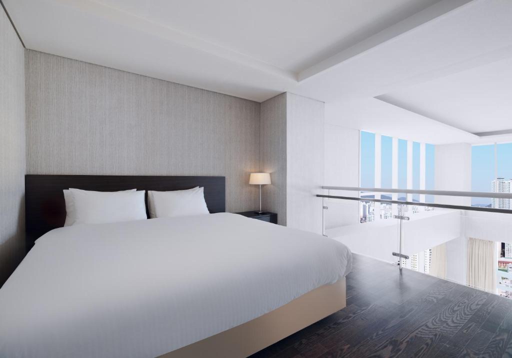 Postel nebo postele na pokoji v ubytování Kolon Seacloud Hotel