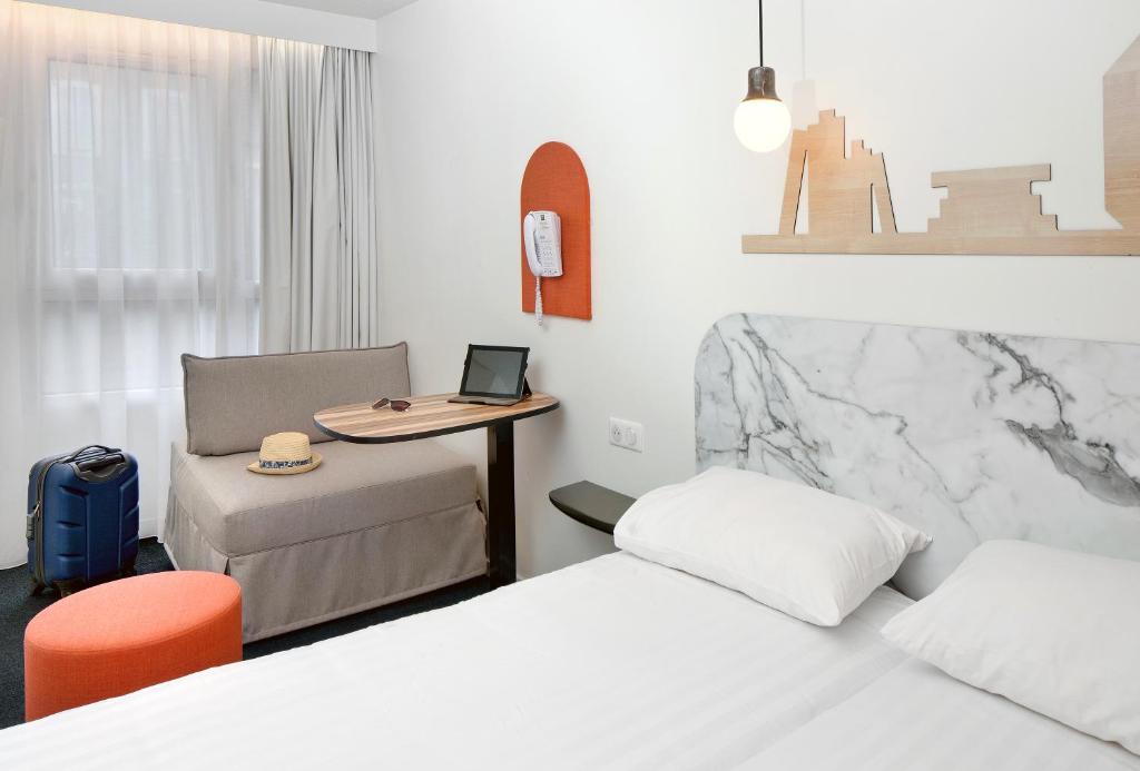 Postel nebo postele na pokoji v ubytování Hôtel ibis Styles Vichy Centre