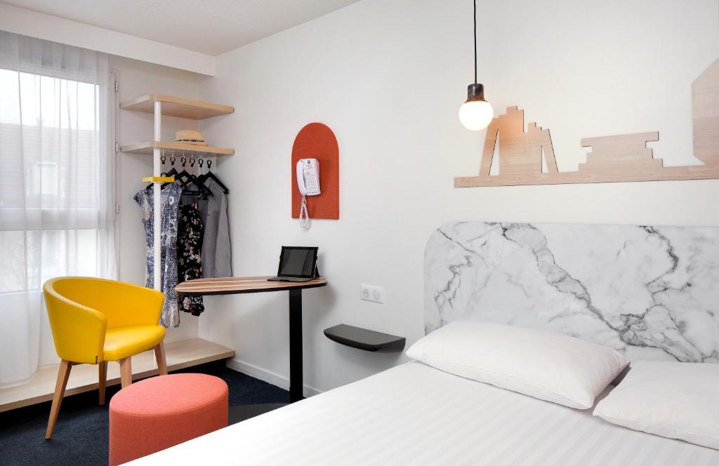 Postel nebo postele na pokoji v ubytování Hôtel ibis Styles Vichy Centre
