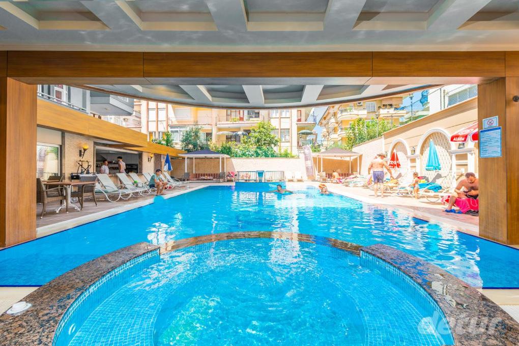 Bazén v ubytování Lavinia Apart & Hotel nebo v jeho okolí