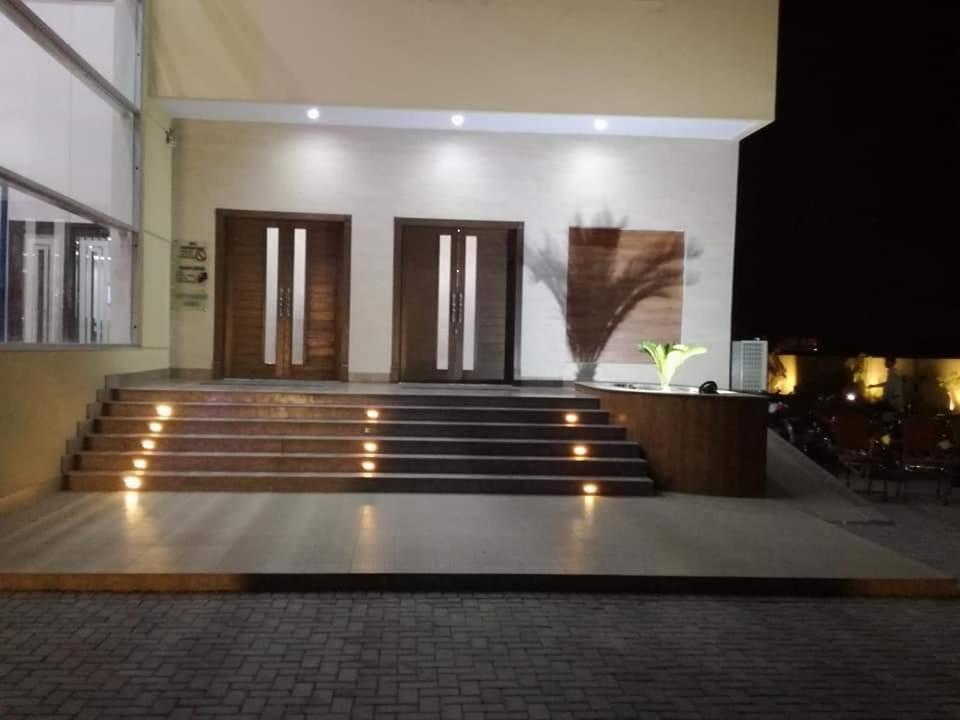 ShekhūpuraにあるSultan Grand Hotelの建物前の照明付きの階段