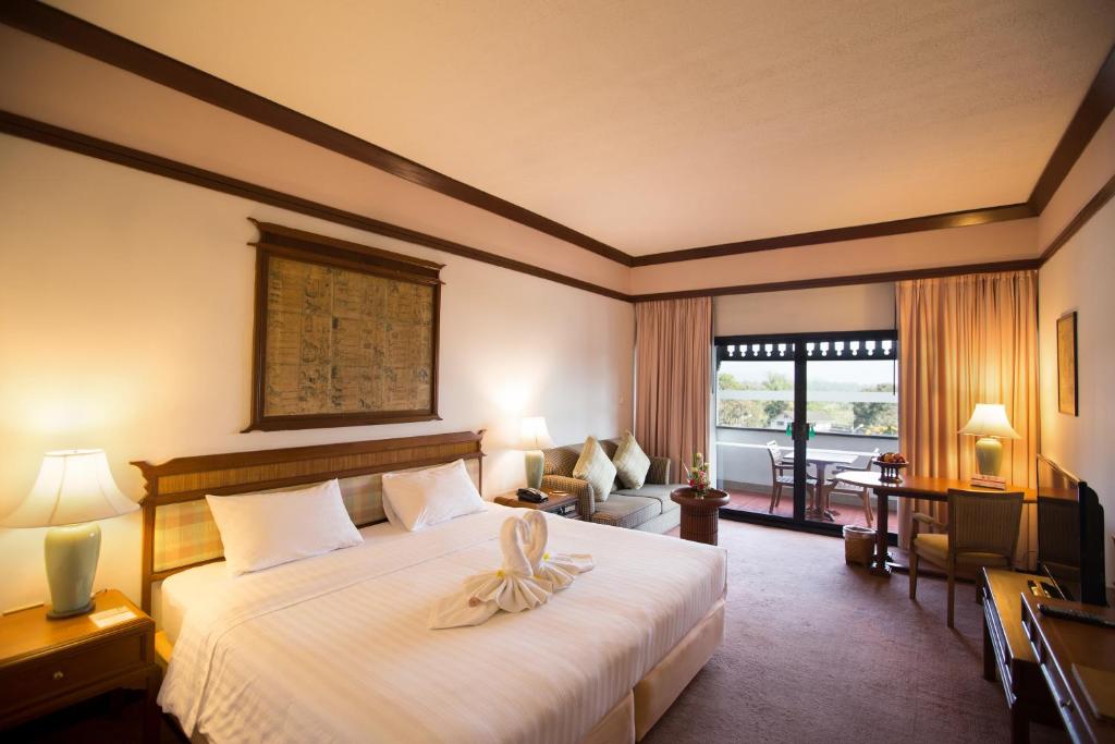 
En eller flere senge i et værelse på Imperial Golden Triangle Resort
