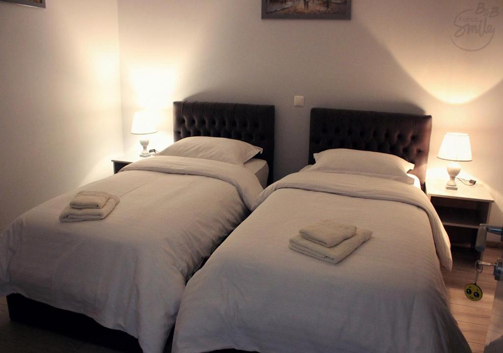 Postel nebo postele na pokoji v ubytování KorcaSmileHotel