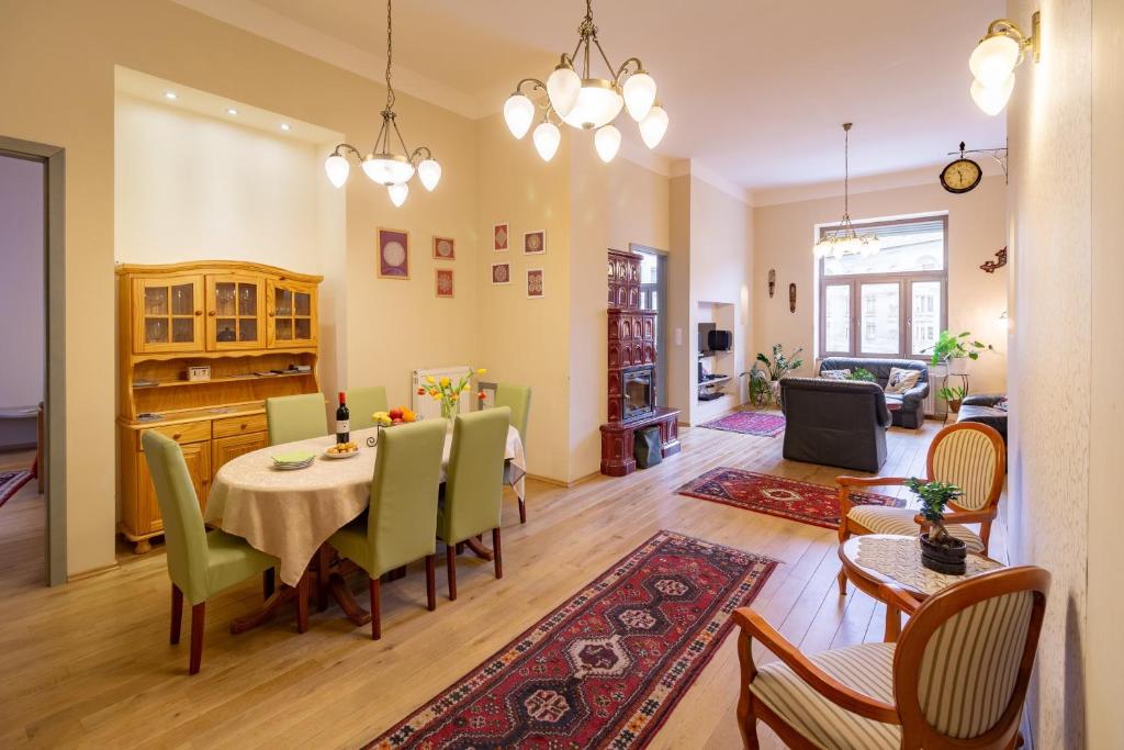 una sala da pranzo e un soggiorno con tavolo e sedie. di Jewel In Buda Apartment a Budapest