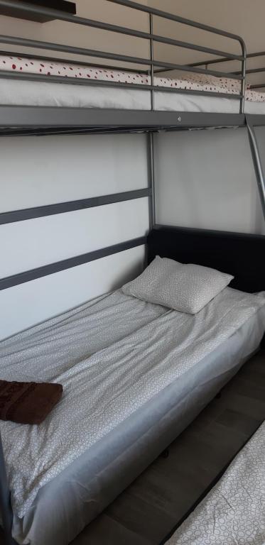 Posteľ alebo postele v izbe v ubytovaní ARANYHÍD APARTMAN