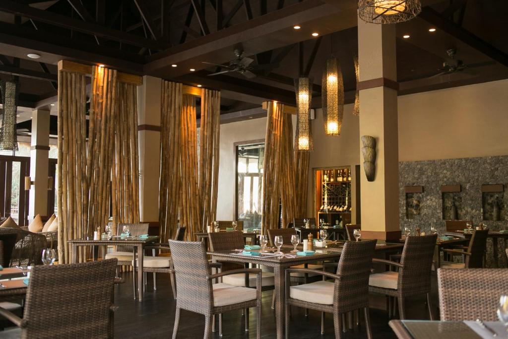 Um restaurante ou outro lugar para comer em Cauayan Island Resort and Spa