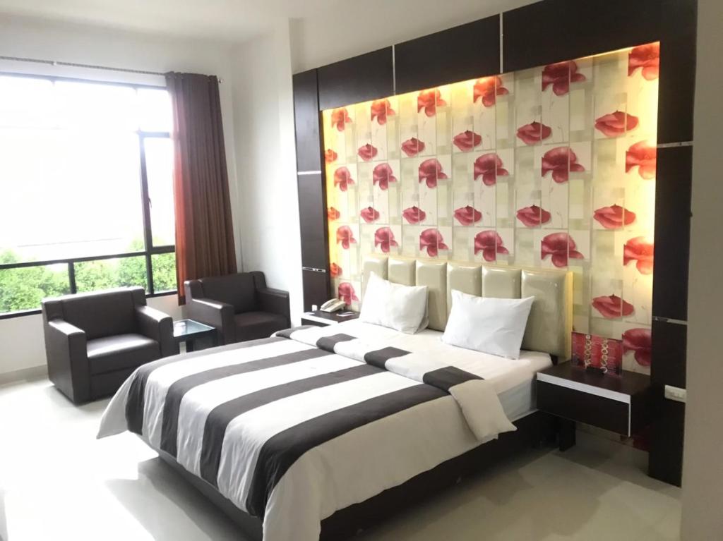 Postel nebo postele na pokoji v ubytování Hotel Harmony In & Karaoke