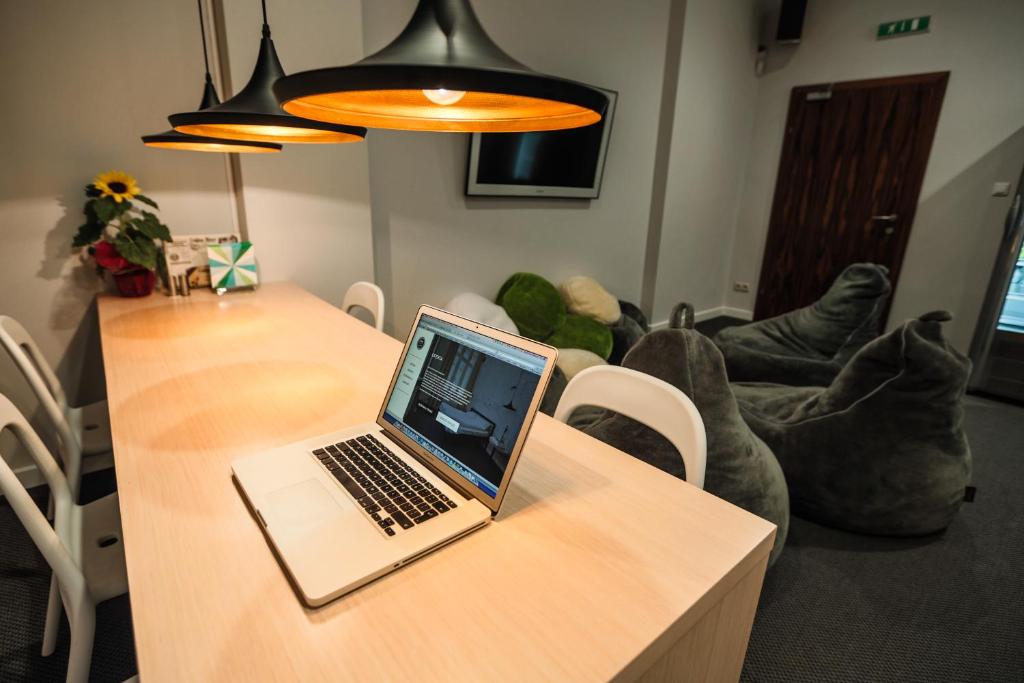 Televízia a/alebo spoločenská miestnosť v ubytovaní Sleep in Hostel & Apartments Stary Rynek
