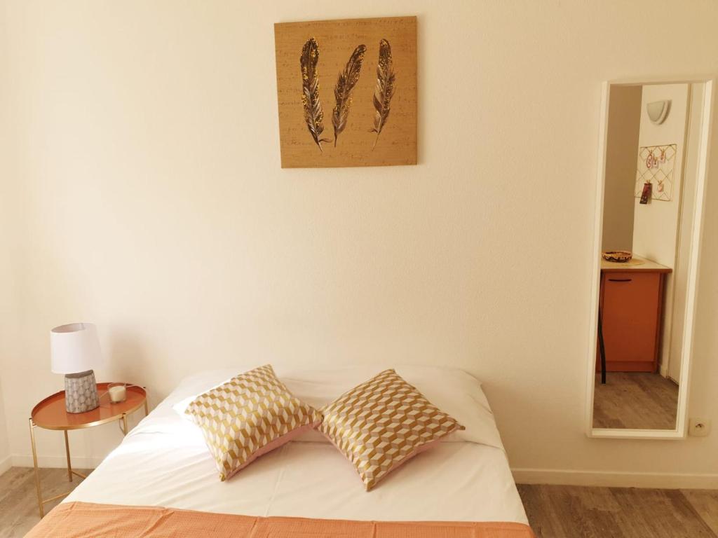 Un pat sau paturi într-o cameră la Neoresid - Résidence Clos Morlot