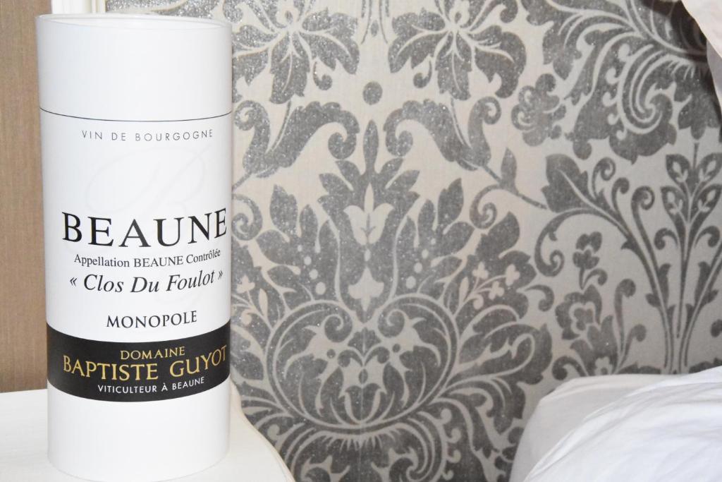 una botella de desodorante junto a una pared en Les chambres du Foulot, en Beaune