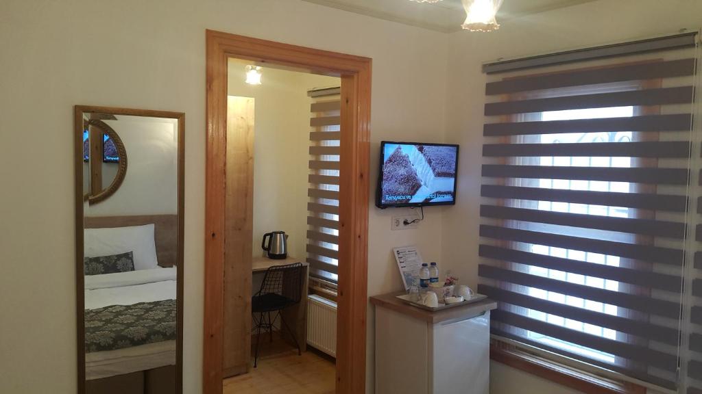 A television and/or entertainment centre at Belizia Hotel