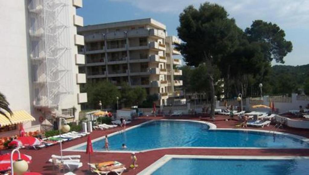 a large swimming pool in front of a building at COSTA DAURADA APARTAMENTS -102 Internacional in Salou