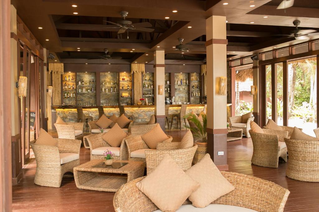 Uma área de estar em Cauayan Island Resort and Spa