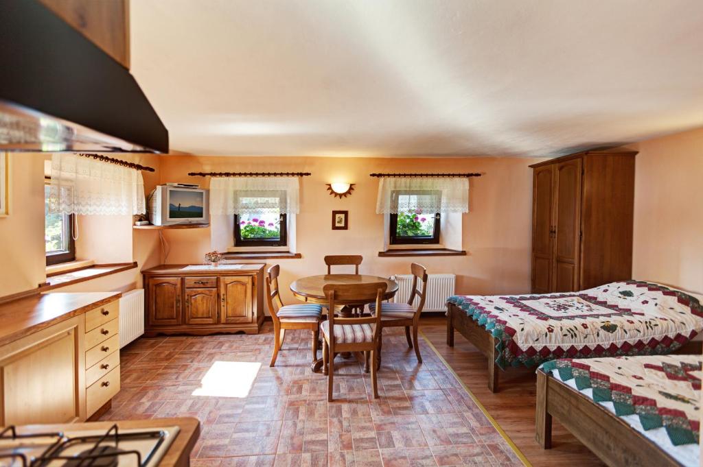 Postel nebo postele na pokoji v ubytování Apartmaji Pr-Gujlu Sela nad Podmelcem 5220 TOLMIN