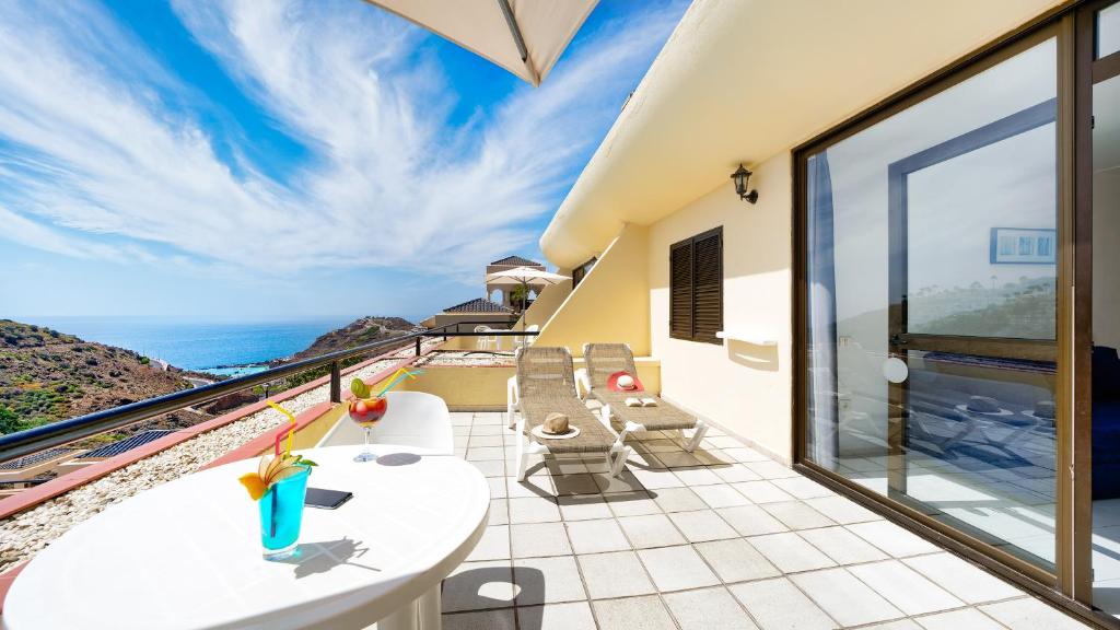a balcony with a view of the ocean at Ura Roslara in Puerto Rico de Gran Canaria