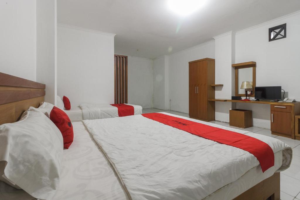 Postel nebo postele na pokoji v ubytování RedDoorz Syariah @ Cipanas