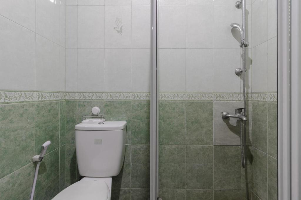 Koupelna v ubytování RedDoorz Syariah @ Cipanas