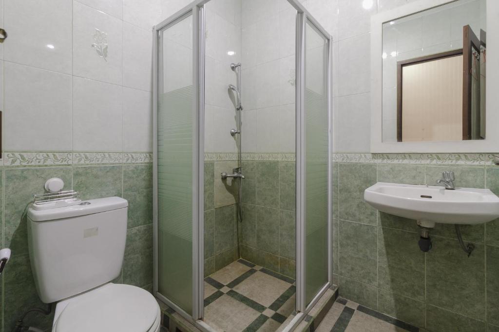Koupelna v ubytování RedDoorz Syariah @ Cipanas