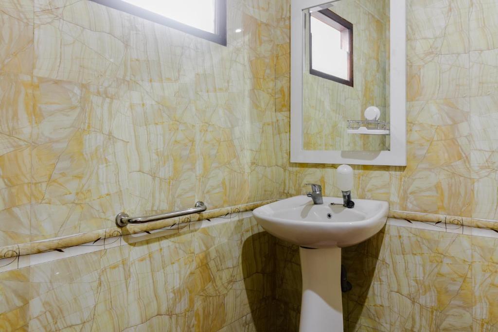 Koupelna v ubytování RedDoorz Syariah @ Cipanas
