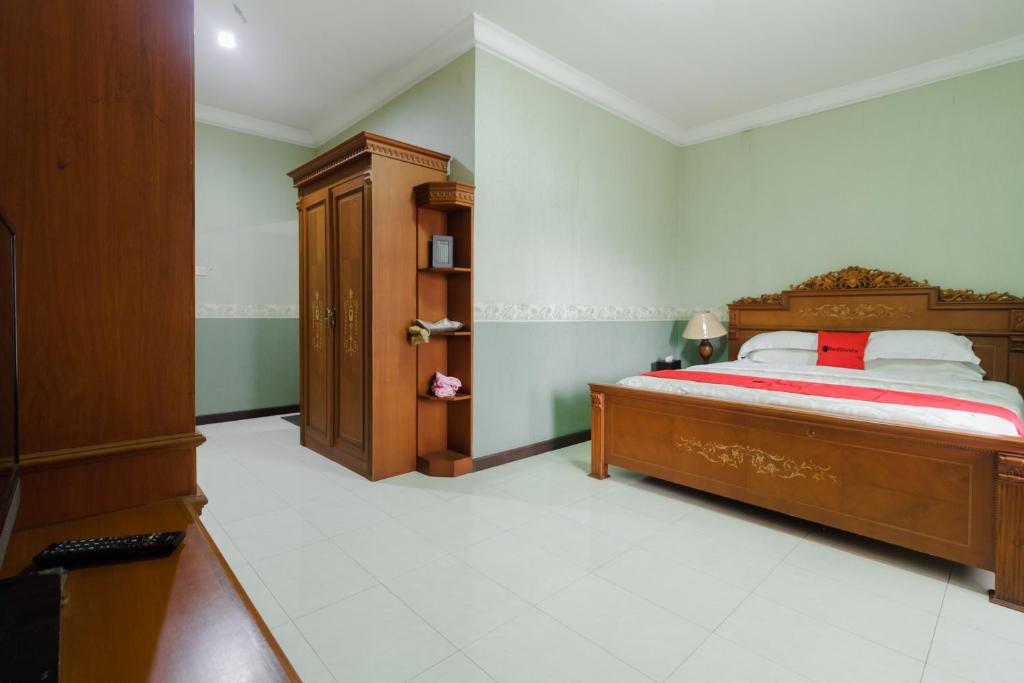 Postel nebo postele na pokoji v ubytování RedDoorz Syariah @ Cipanas
