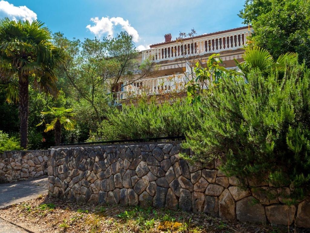 Fotografie z fotogalerie ubytování Nice apartment with terrace 600m distant from the beach v destinaci Malinska
