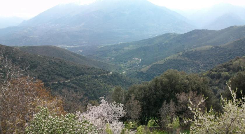 Elle offre une vue sur une vallée avec des montagnes et des arbres. dans l'établissement A Stella, une cabane de berger pour une expérience insolite, à Santa-Lucia-di-Mercurio