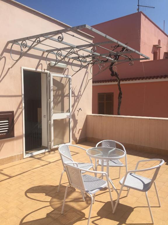Patio lub wspólna przestrzeń na świeżym powietrzu w obiekcie Casa Vacanza La Pergola