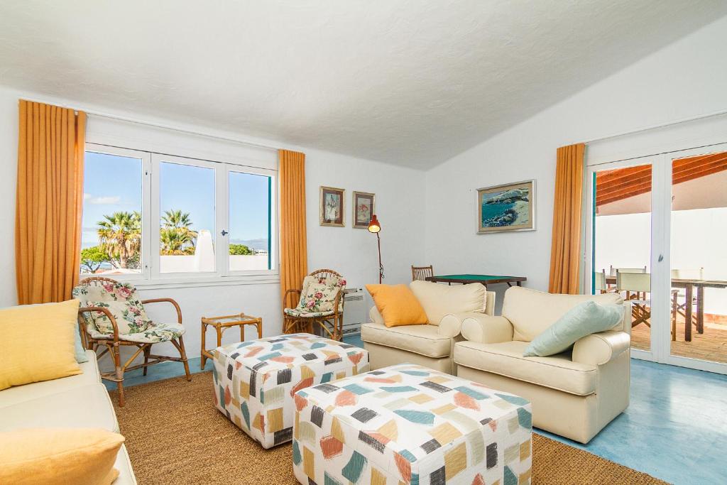 uma sala de estar com dois sofás e uma mesa em Liiiving in Algarve - Alvor Blue Villa em Alvor