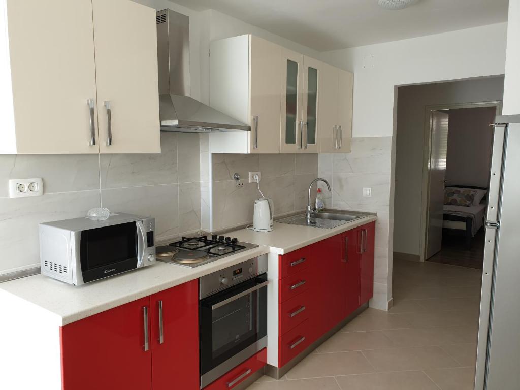 Kuchyňa alebo kuchynka v ubytovaní Apartment LANA Kaštel Stari