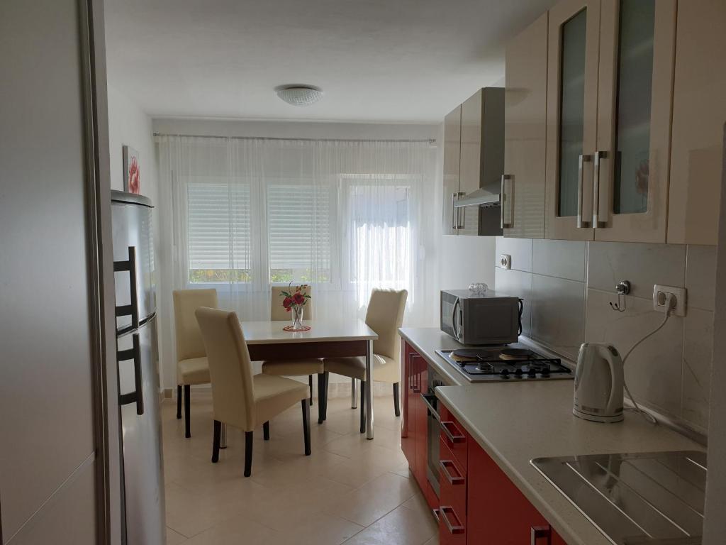 Kuchyňa alebo kuchynka v ubytovaní Apartment LANA Kaštel Stari
