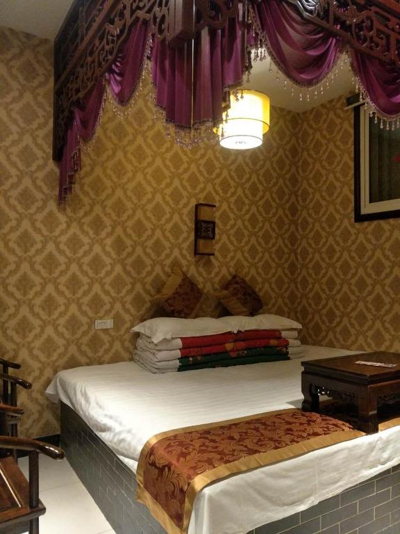 Postel nebo postele na pokoji v ubytování Pingyao Jiaxin Guesthouse